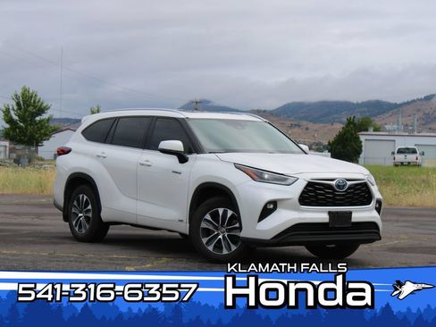 Used 2021 Toyota Highlander XLE AWD/4WD image 1