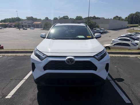 Used 2024 Toyota RAV4 XLE w/ Convenience Package image 2