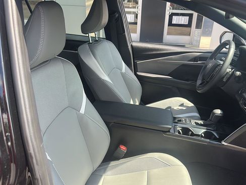 Used 2025 Toyota Camry SE image 5