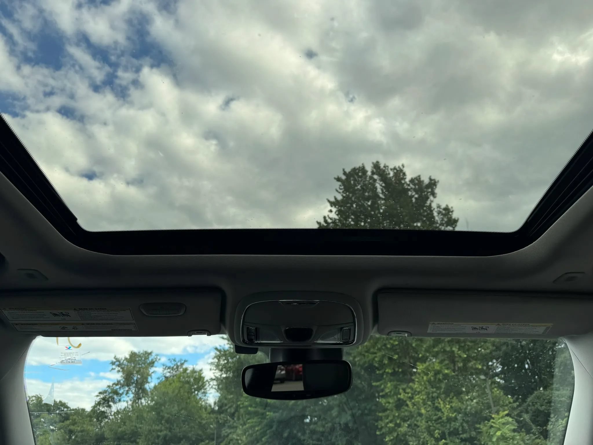 Used 2019 Jeep Cherokee Overland w/ Technology Group AWD/4WD image 22