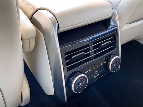 Used 2023 Land Rover Range Rover Long Wheelbase SE image 34