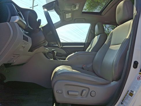 Used 2019 Toyota Highlander XLE AWD/4WD image 14