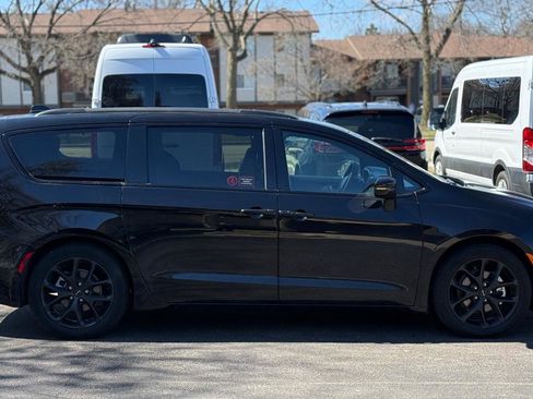 Used 2025 Chrysler Pacifica Limited image 8