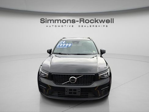 Used 2024 Volvo XC40 B5 Core AWD/4WD image 2