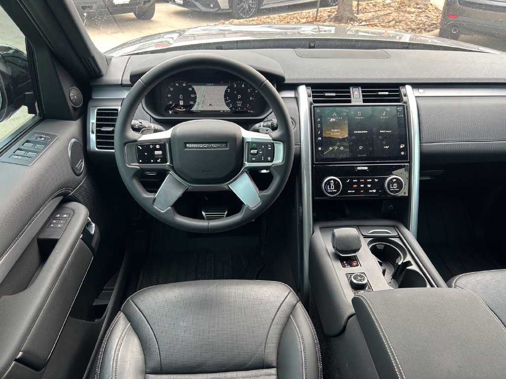 Used 2024 Land Rover Discovery Dynamic SE AWD/4WD image 18