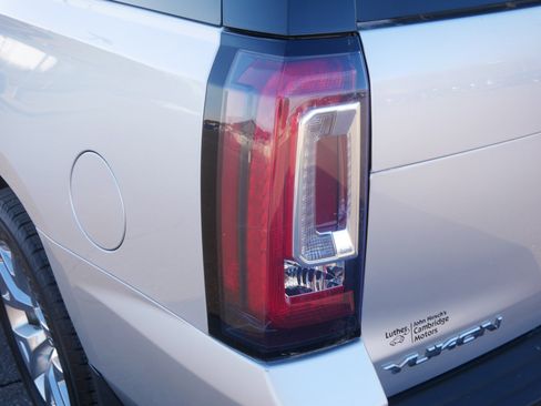 Used 2017 GMC Yukon SLT w/ HD Trailering Package image 17