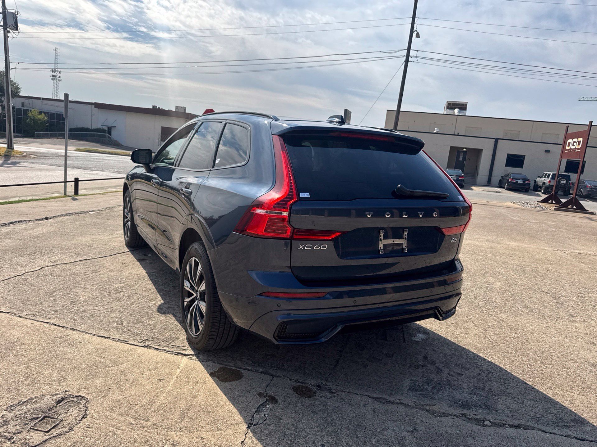Used 2025 Volvo XC60 B5 Plus AWD/4WD image 9
