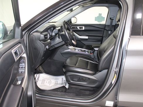 Used 2022 Ford Explorer XLT w/ Equipment Group 202A image 22