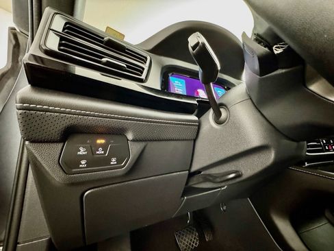 Used 2024 Volkswagen Atlas Cross Sport SE image 35