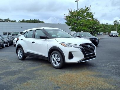 New 2025 Nissan Kicks Play S
