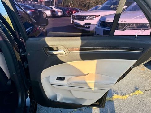 Used 2018 Chrysler 300 Limited image 23