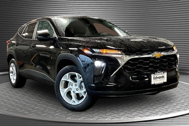 Used 2026 Chevrolet Trax LS w/ LS Convenience Package FWD image 3