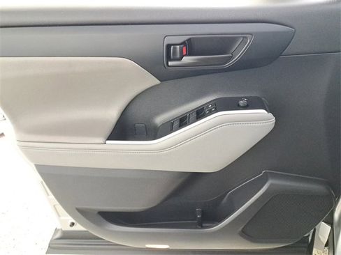 Used 2023 Toyota Highlander LE image 22