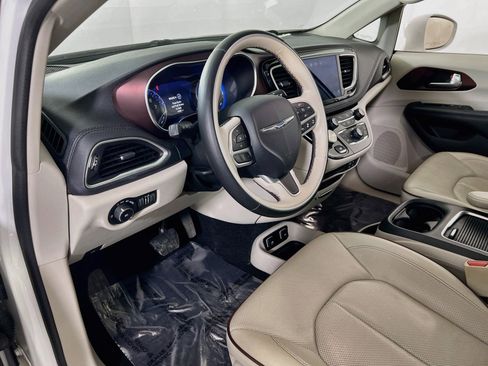 Used 2017 Chrysler Pacifica Limited w/ UConnect Theater Package image 9