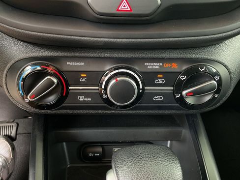 Used 2025 Kia Soul LX w/ LX Technology Package FWD image 21