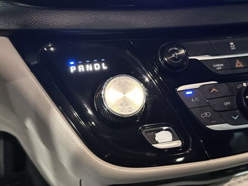 Used 2017 Chrysler Pacifica Touring FWD image 17
