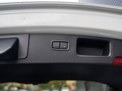 Certified 2025 Porsche Macan image 22