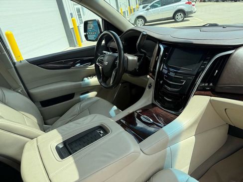 Used 2015 Cadillac Escalade Luxury image 16