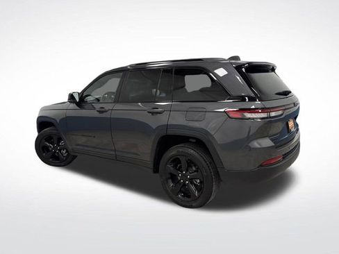 Used 2024 Jeep Grand Cherokee Altitude image 3