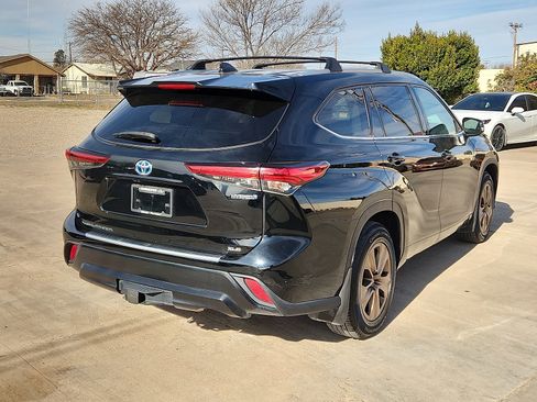 Used 2022 Toyota Highlander Bronze Edition image 4