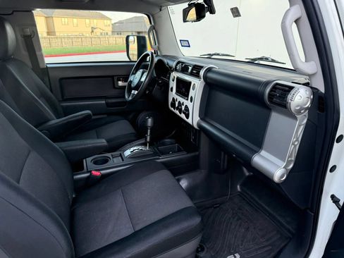 Used 2011 Toyota FJ Cruiser 2WD w/ Convenience Pkg image 17