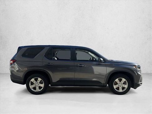 Used 2023 Honda Pilot LX image 4