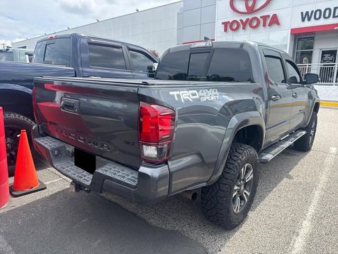 Used 2018 Toyota Tacoma TRD Sport AWD/4WD image 6