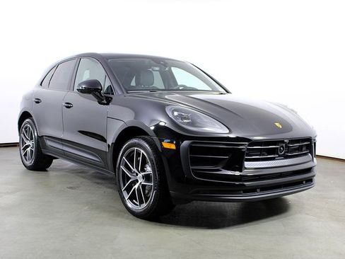 Certified 2025 Porsche Macan AWD/4WD image 8
