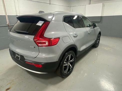 Used 2025 Volvo XC40 B5 Core image 3