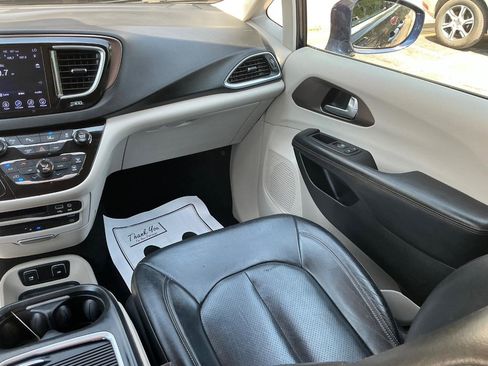 Used 2017 Chrysler Pacifica Touring-L Plus w/ Advanced Safetytec Group FWD image 18