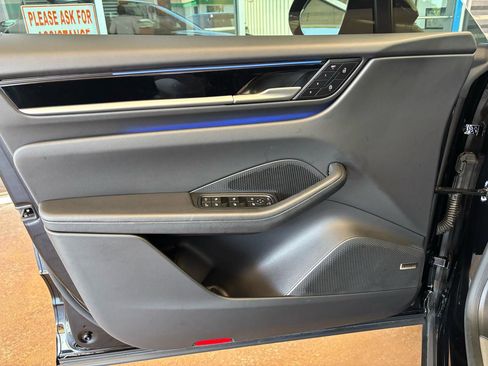 Used 2025 Porsche Macan Electric RWD image 18