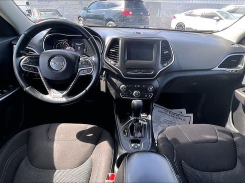 Used 2020 Jeep Cherokee Latitude w/ Cold Weather Group image 11