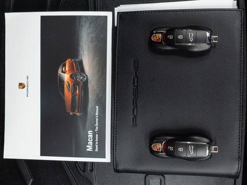 Used 2023 Porsche Macan AWD/4WD image 47