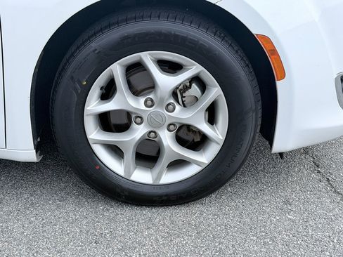 Used 2020 Chrysler Pacifica Touring-L FWD image 35