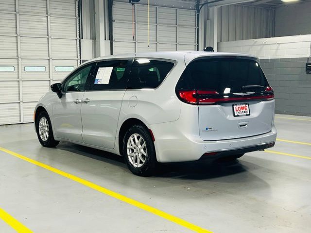 Used 2024 Chrysler Pacifica Touring-L FWD image 17