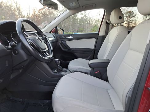 Certified 2019 Volkswagen Tiguan SE w/ Panoramic Sunroof Package image 15