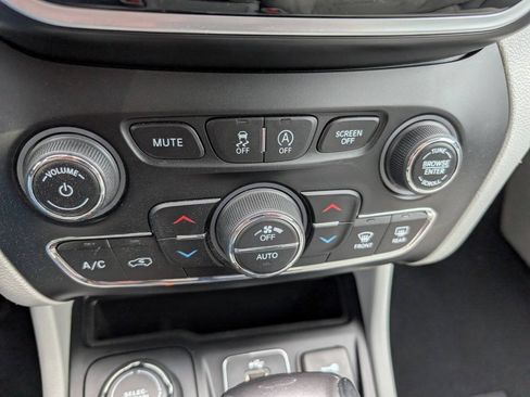 Used 2019 Jeep Cherokee Limited w/ Trailer Tow Group AWD/4WD image 26
