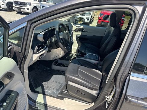 Used 2023 Chrysler Pacifica Touring-L image 9