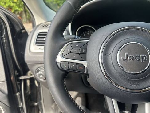 Used 2018 Jeep Compass Latitude FWD image 16