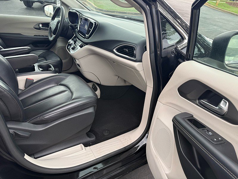 Used 2023 Chrysler Pacifica Touring-L FWD image 20