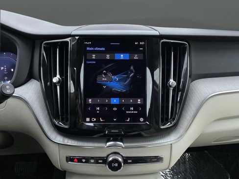 Used 2023 Volvo XC60 B5 Plus image 9