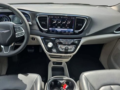 Used 2023 Chrysler Pacifica Touring-L FWD image 12