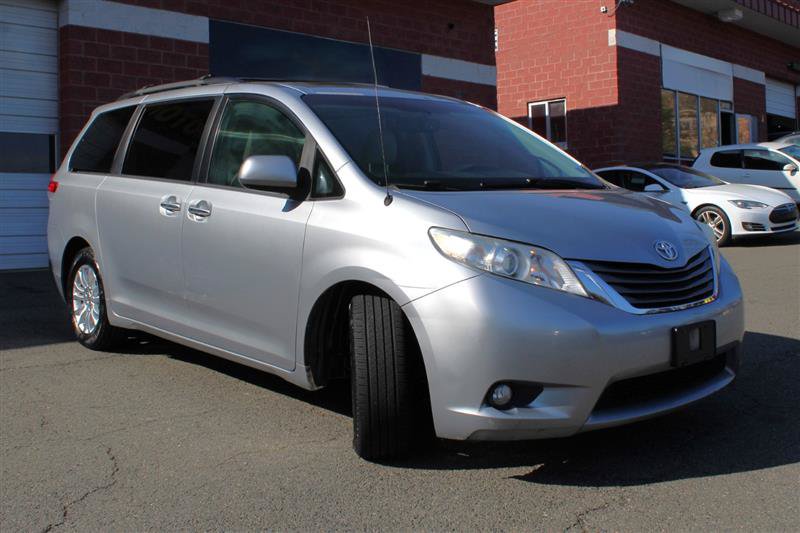 Used 2013 Toyota Sienna XLE w/ Entertainment Pkg FWD image 7