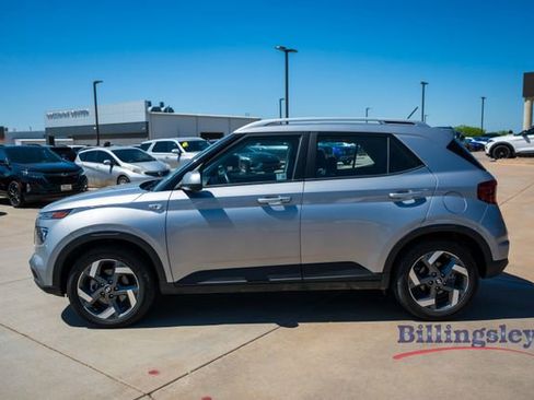 Used 2025 Hyundai Venue SEL FWD image 2