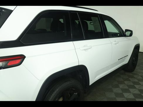Used 2023 Jeep Grand Cherokee Limited w/ Black Appearance Package image 18