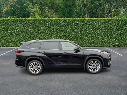 Used 2023 Toyota Highlander AWD image 2