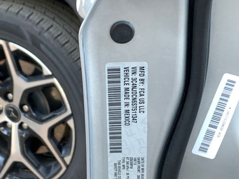 Used 2025 Jeep Compass Limited image 10