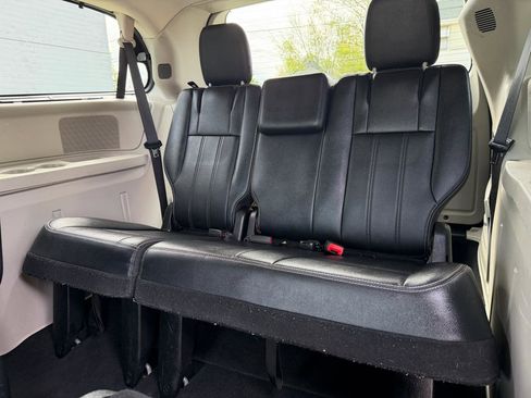 Used 2015 Chrysler Town & Country Touring-L w/ Driver Convenience Group FWD image 9