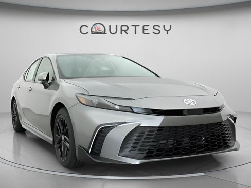 Used 2026 Toyota Camry SE FWD image 28