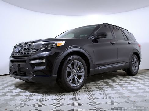 Used 2023 Ford Explorer XLT w/ Equipment Group 202A image 2